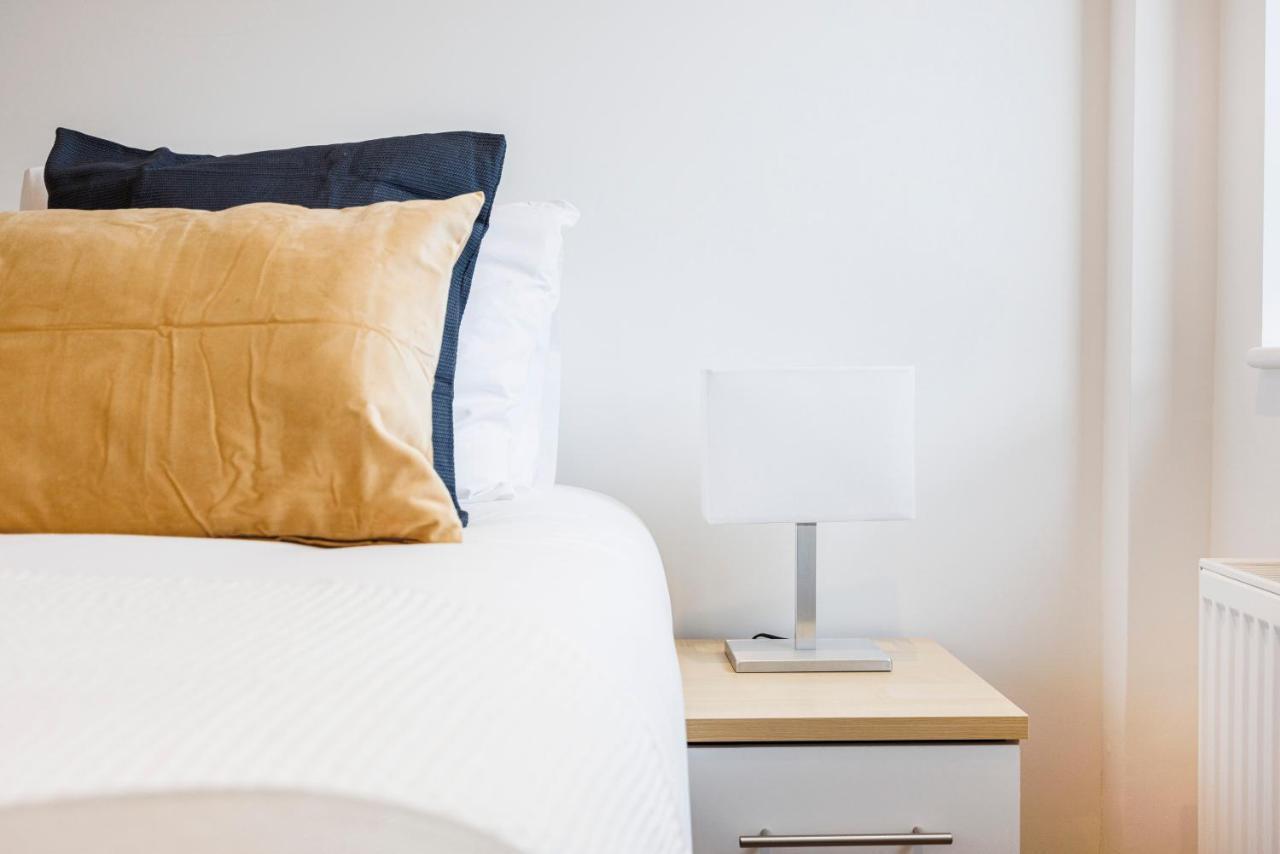Cresta House - Modern Apartments Luton  Bagian luar foto